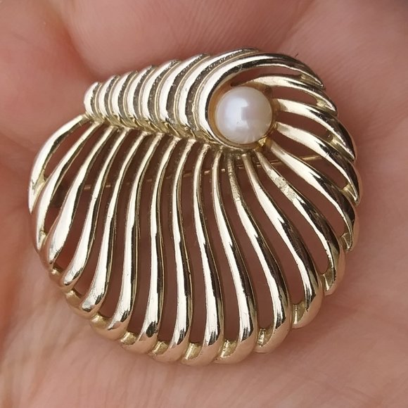 Vintage Marboux gold tone faux pearl brooch - Picture 5 of 16